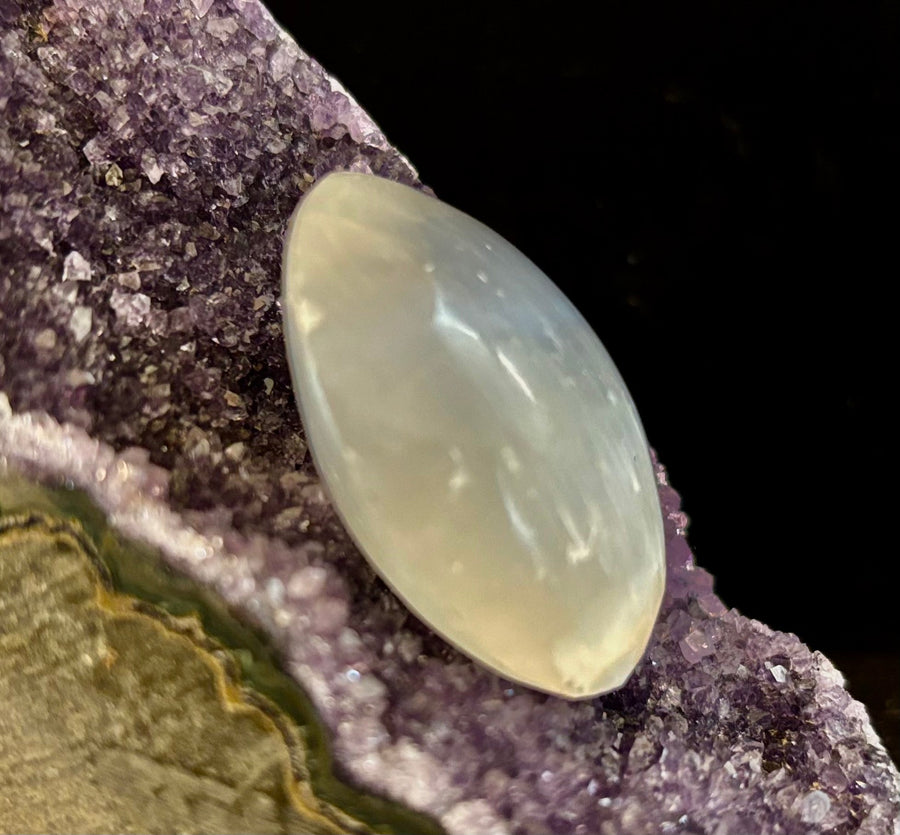 Selenite Palm Stone – 4cm (1.57") – Aura-Cleansing Crystal for Energy Healing & Clarity