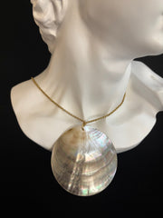 Natural Abalone Shell Pendant Necklace – Gold O-Shape Chain Elegance